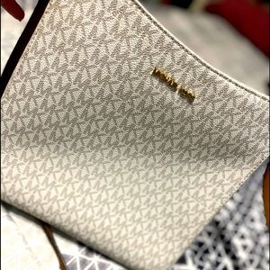 Michael kor large jet set crossbody